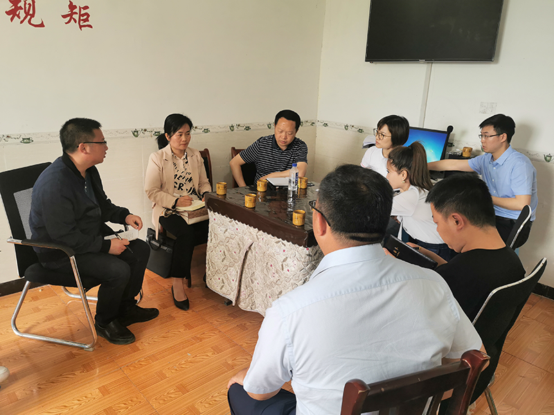 走村入戶訪貧問苦